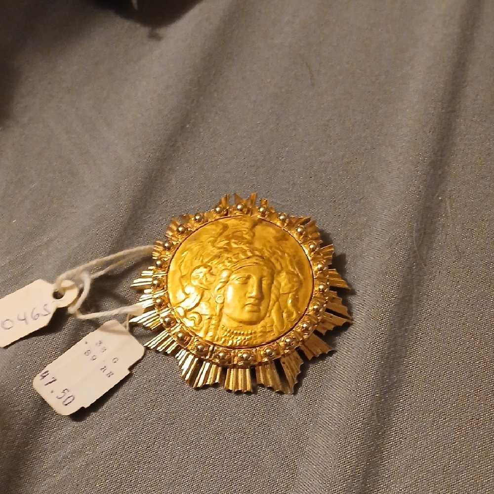 Gold Sunburst Medallion Brooch - Picture 1 of 3